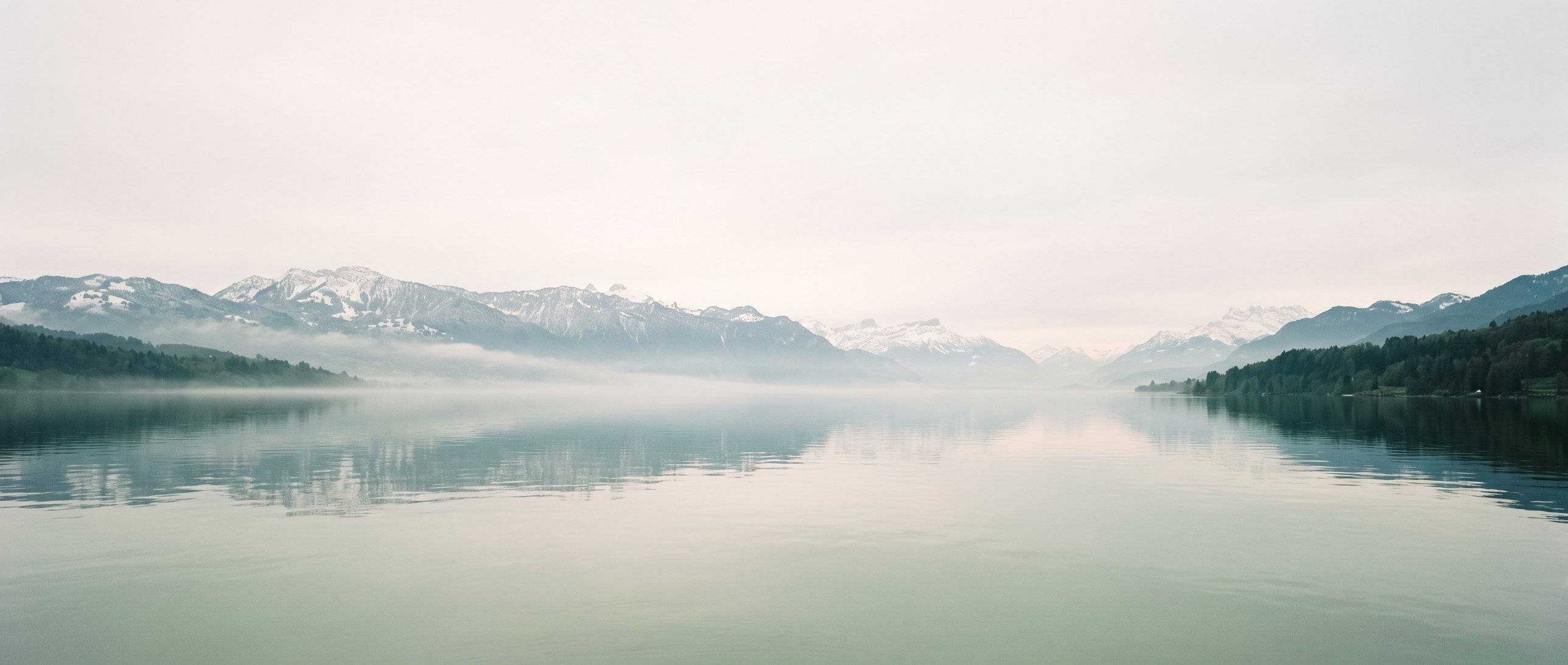 Le lac Léman et les Alpes au petit matin
